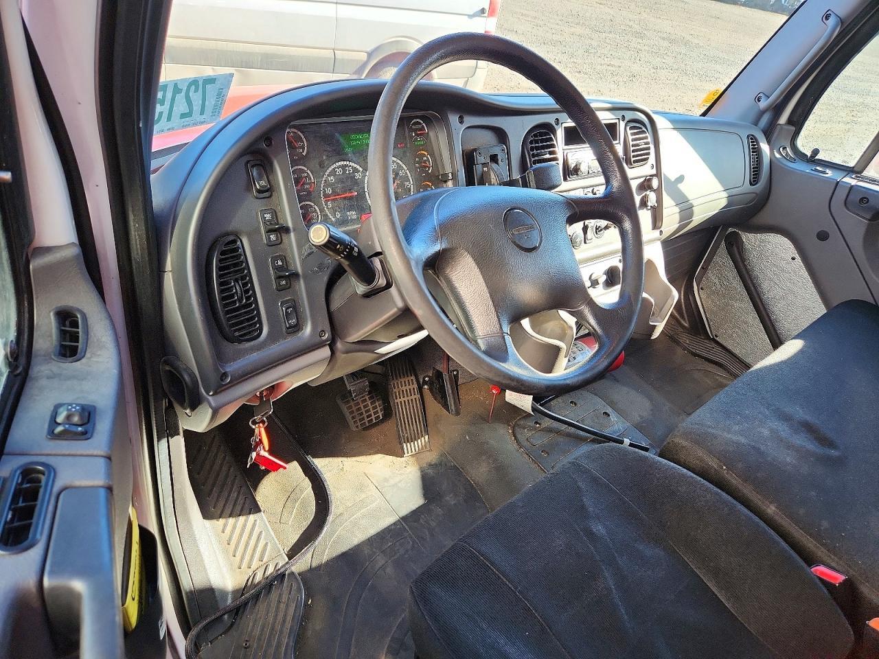 2017 FREIGHTLINER BUSINESS CLASS M2 BOX TRUCK — Фото 8 из 13