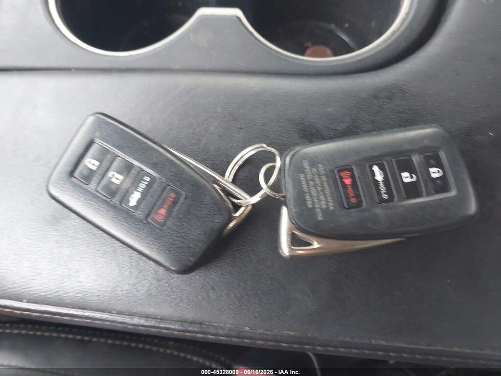 JTHBA1D22H5049026 2017 LEXUS IS 200T photo no. 9