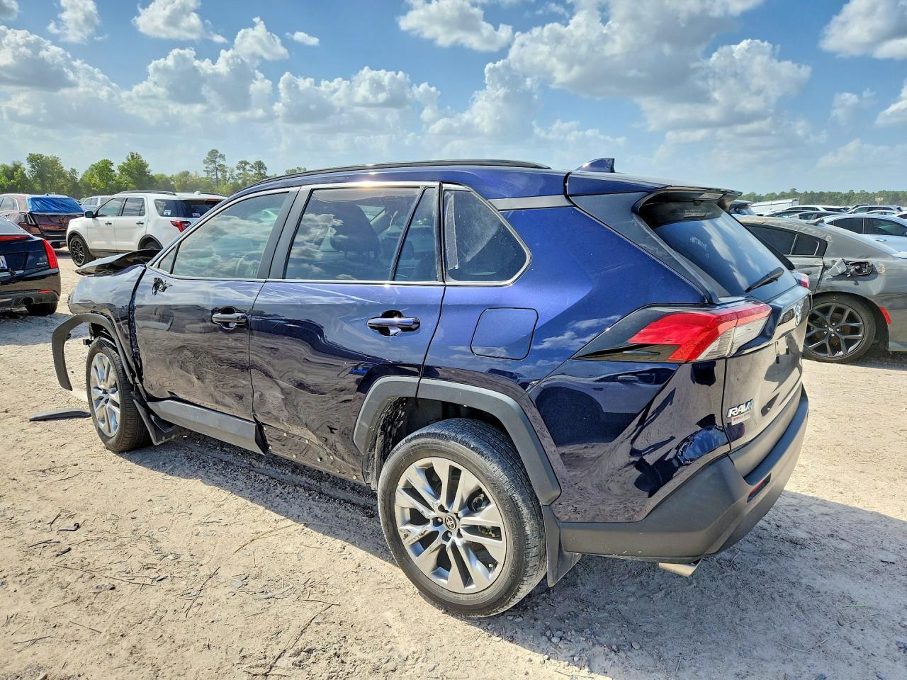 2024 TOYOTA RAV4 XLE PREMIUM — Фото 2 из 12