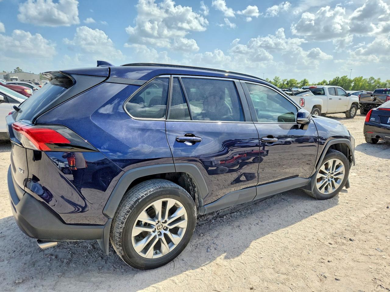 2024 TOYOTA RAV4 XLE PREMIUM — Фото 3 из 12