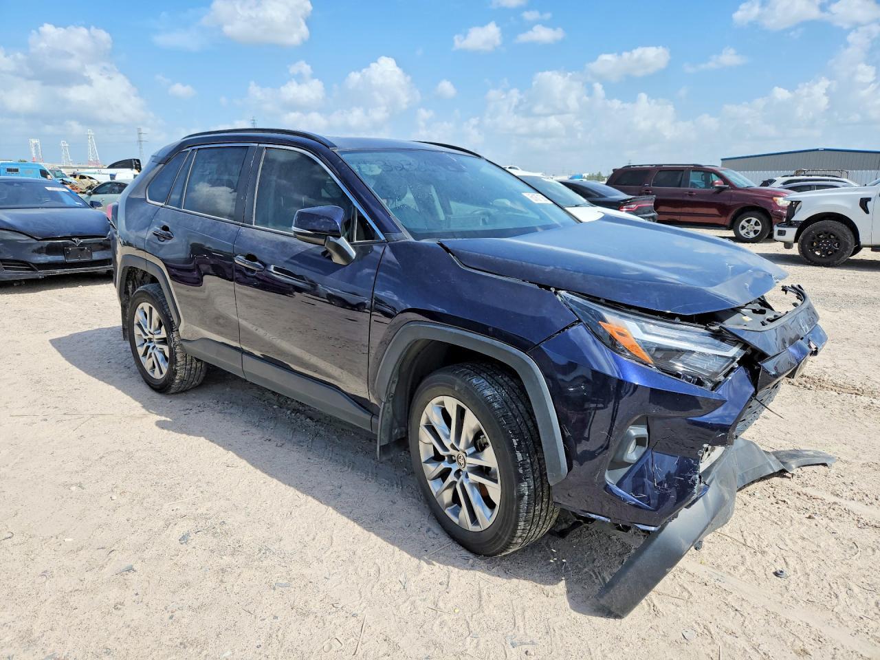 2024 TOYOTA RAV4 XLE PREMIUM — Фото 4 из 12