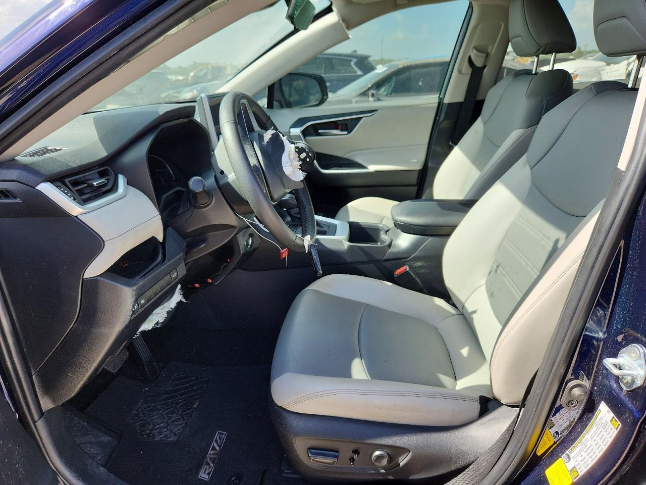 2024 TOYOTA RAV4 XLE PREMIUM — Фото 7 из 12
