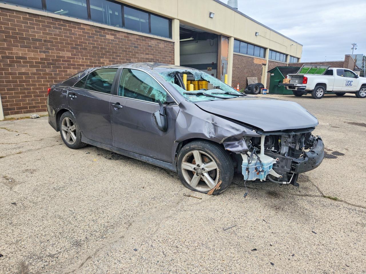 2014 TOYOTA CAMRY SE — Фото 4 из 12