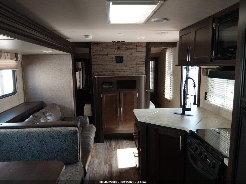 4X4TCKB2XHK039137 2017 FOREST RIVER CHEROKEE GREY WOLF 26DBH TRAVEL TRAILER photo no. 5