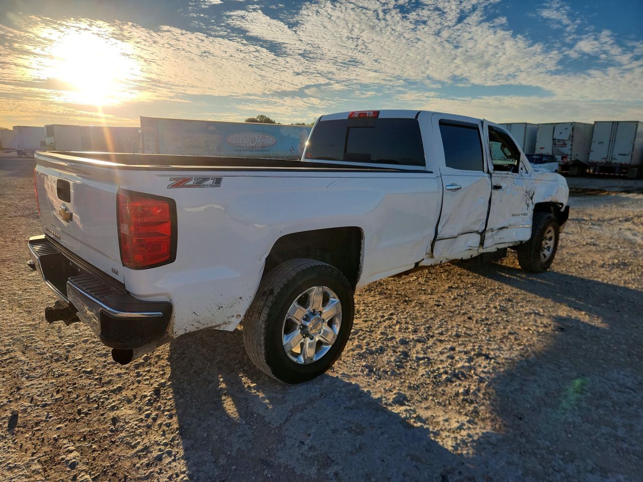 2015 CHEVROLET SILVERADO K3500 LTZ — Фото 3 из 12