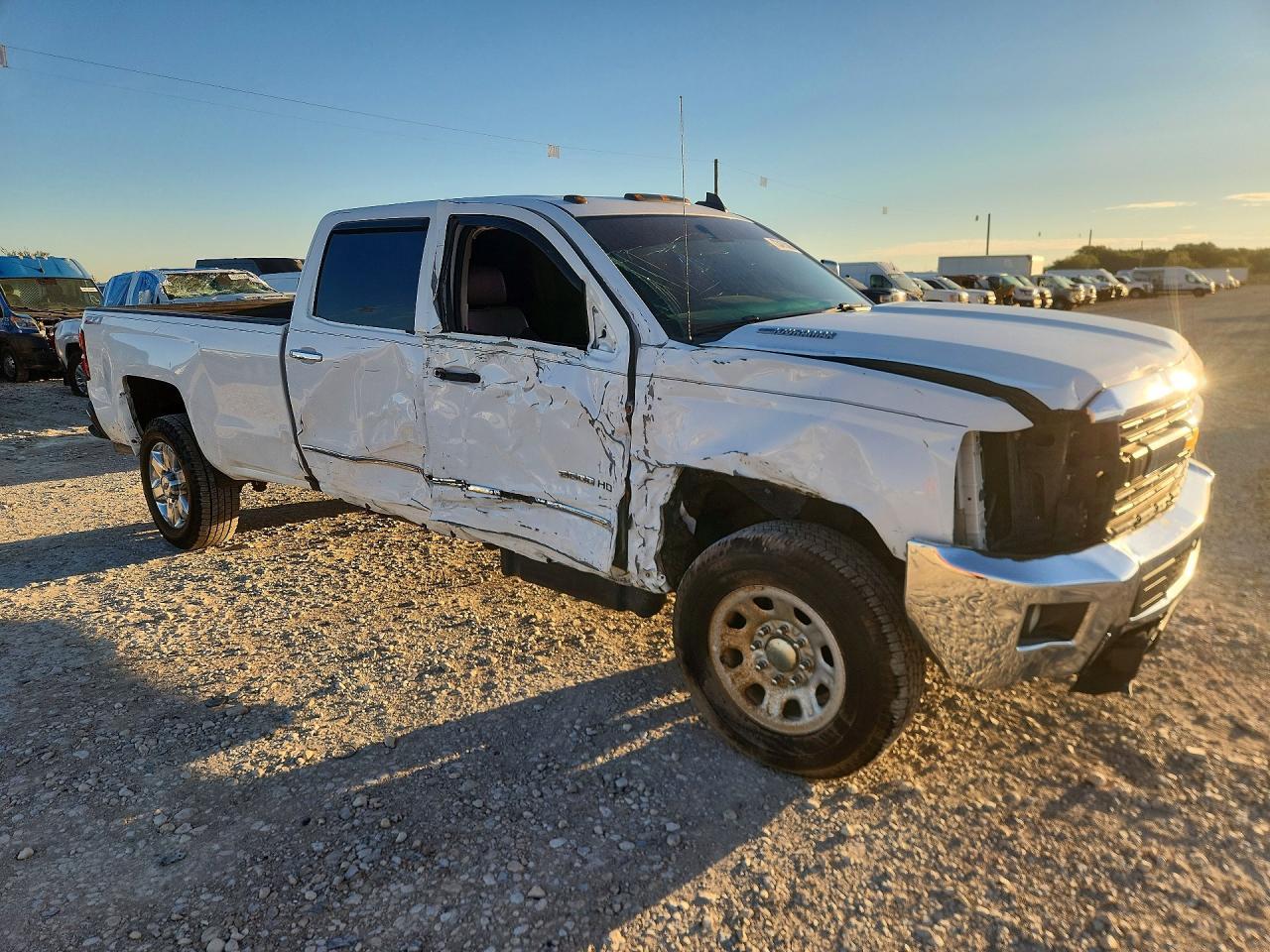 2015 CHEVROLET SILVERADO K3500 LTZ — Фото 4 из 12