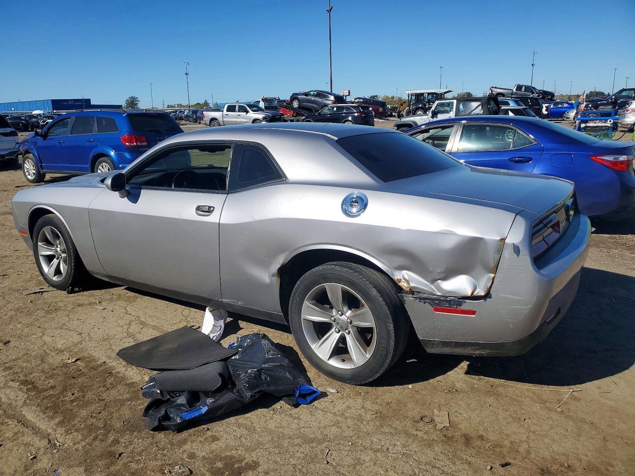 2016 DODGE CHALLENGER SXT — Фото 2 из 12