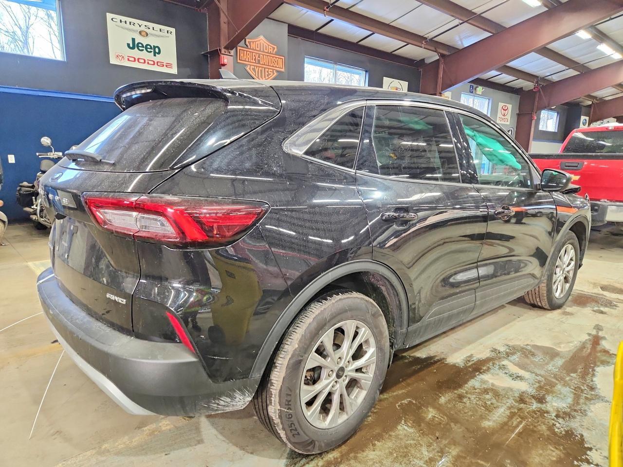 2023 FORD ESCAPE — Фото 3 из 13