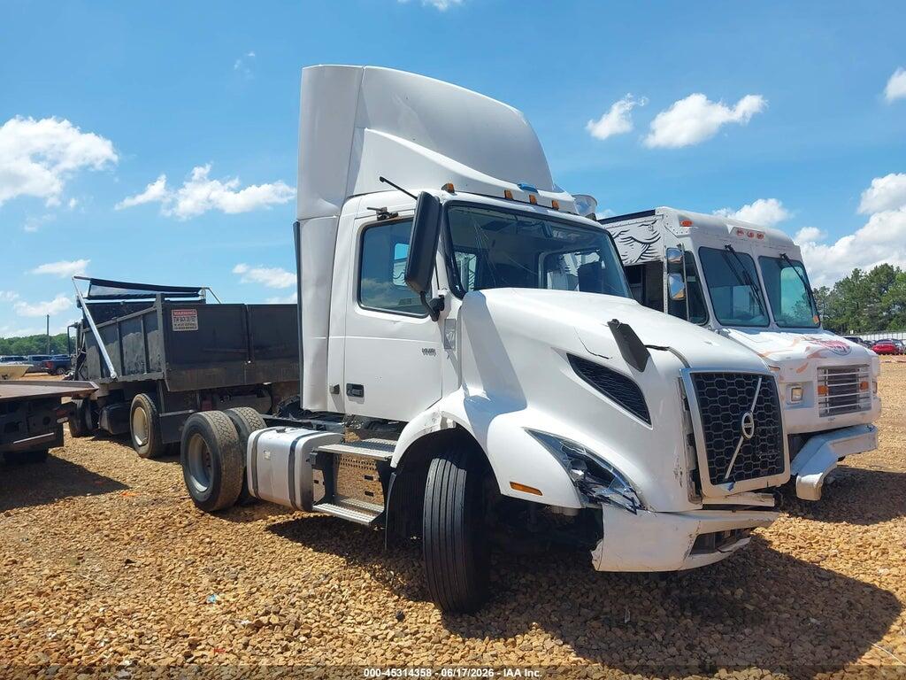 4V4W19EG7NN285750 2022 VOLVO VNR photo no. 1