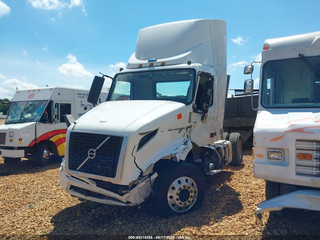 4V4W19EG7NN285750 2022 VOLVO VNR photo no. 2