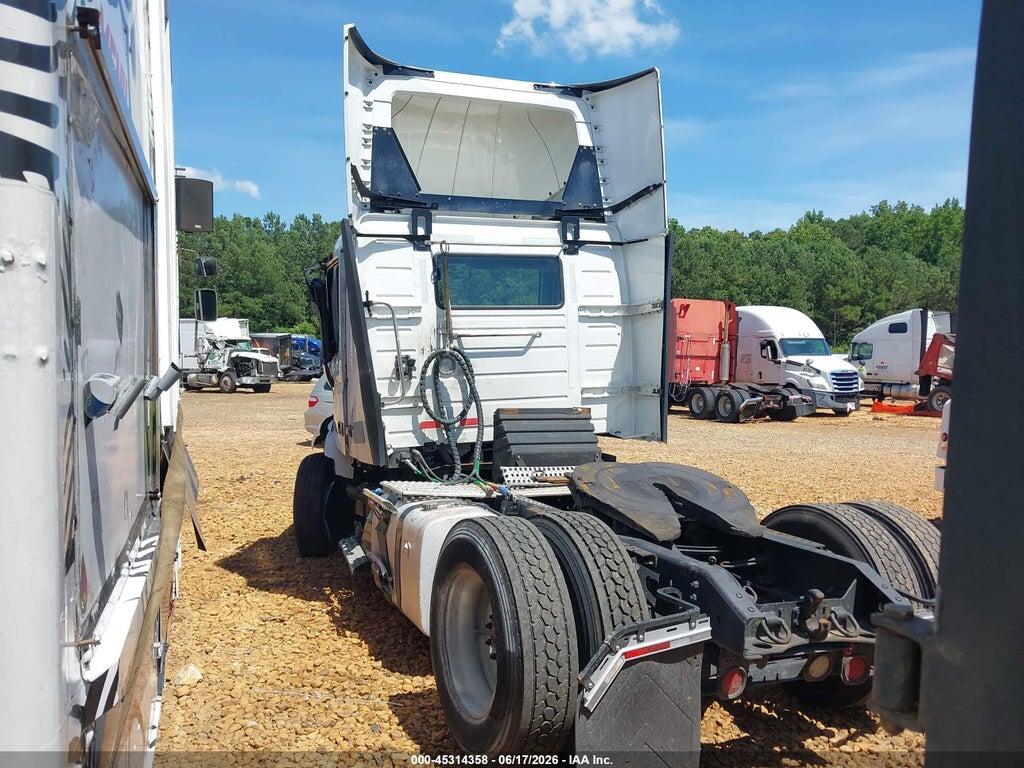 4V4W19EG7NN285750 2022 VOLVO VNR photo no. 3