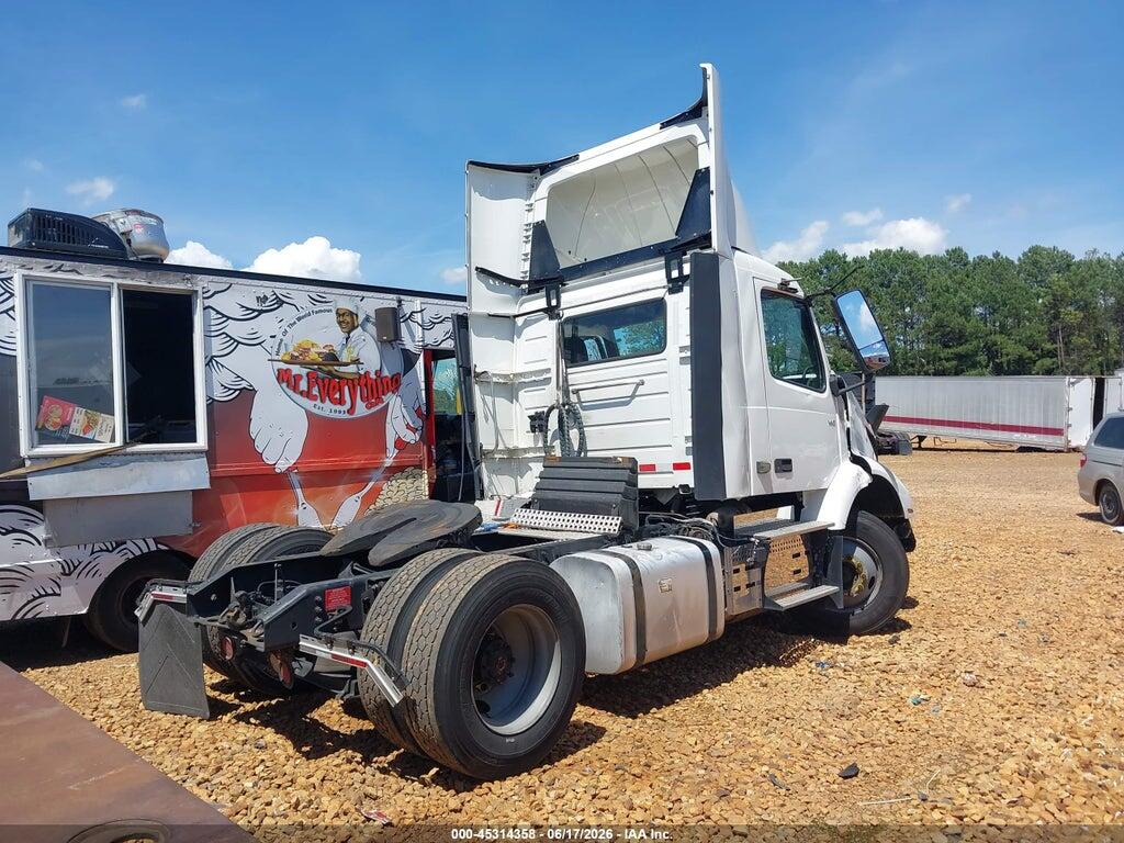 4V4W19EG7NN285750 2022 VOLVO VNR photo no. 4