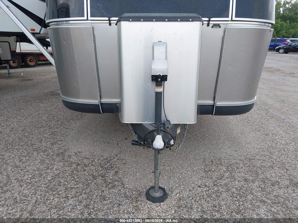1STJBYP29GJ534740 2016 AIRSTREAM CLASSIC 30FB photo no. 10