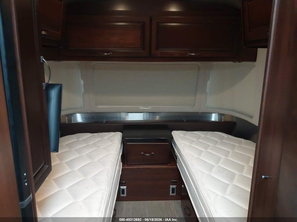 1STJBYP29GJ534740 2016 AIRSTREAM CLASSIC 30FB photo no. 12