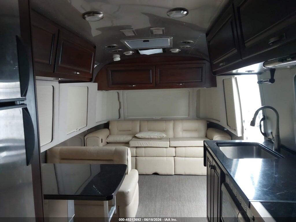 1STJBYP29GJ534740 2016 AIRSTREAM CLASSIC 30FB photo no. 5