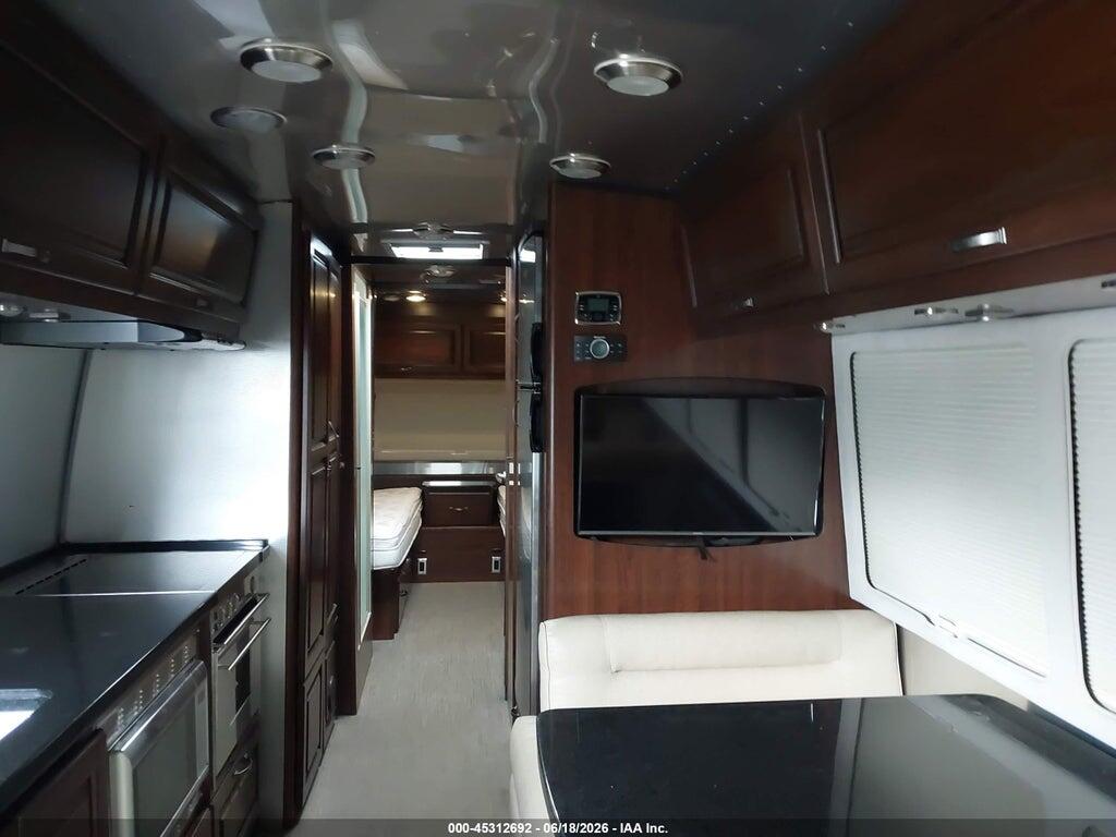 1STJBYP29GJ534740 2016 AIRSTREAM CLASSIC 30FB photo no. 8