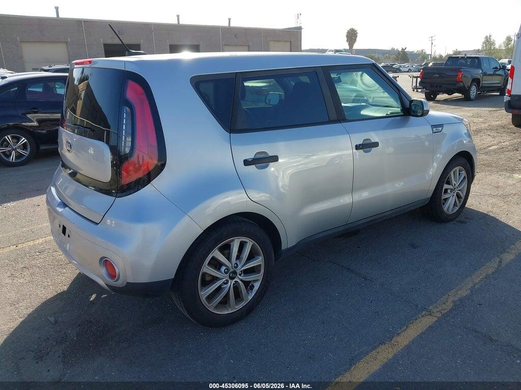 KNDJP3A50J7530019 2018 KIA SOUL photo no. 4