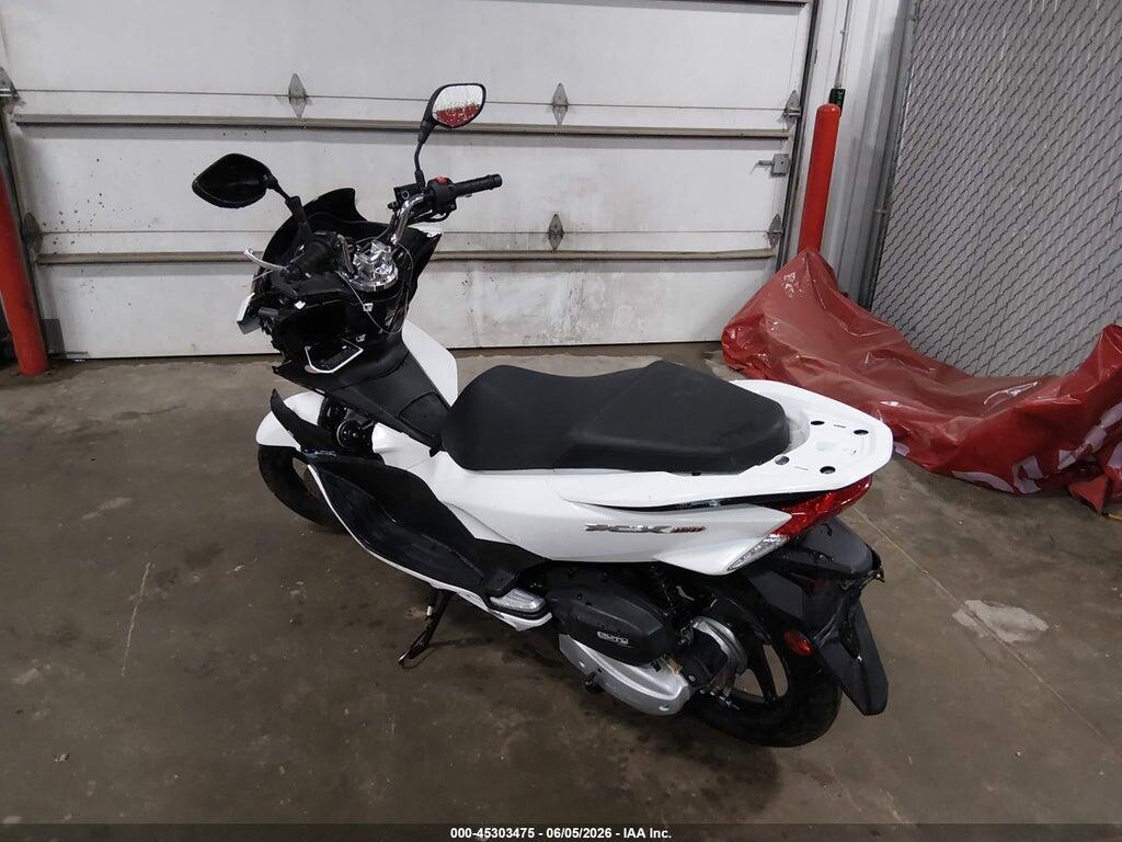 RLHKF1804FY000627 2015 HONDA PCX photo no. 3