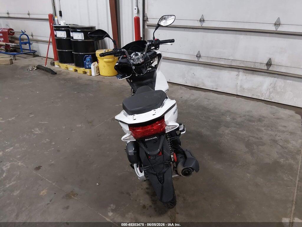 RLHKF1804FY000627 2015 HONDA PCX photo no. 6