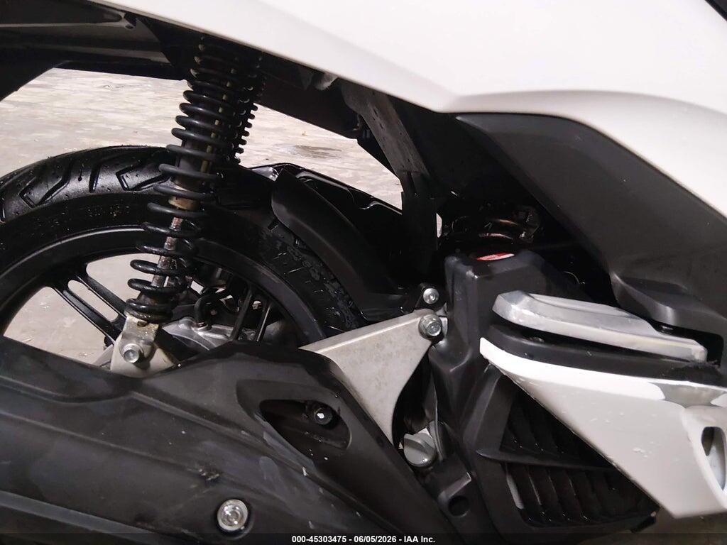 RLHKF1804FY000627 2015 HONDA PCX photo no. 8