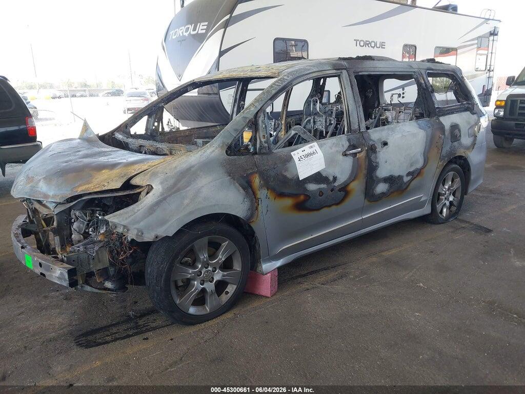 5TDXK3DC5DS335921 2013 TOYOTA SIENNA photo no. 2