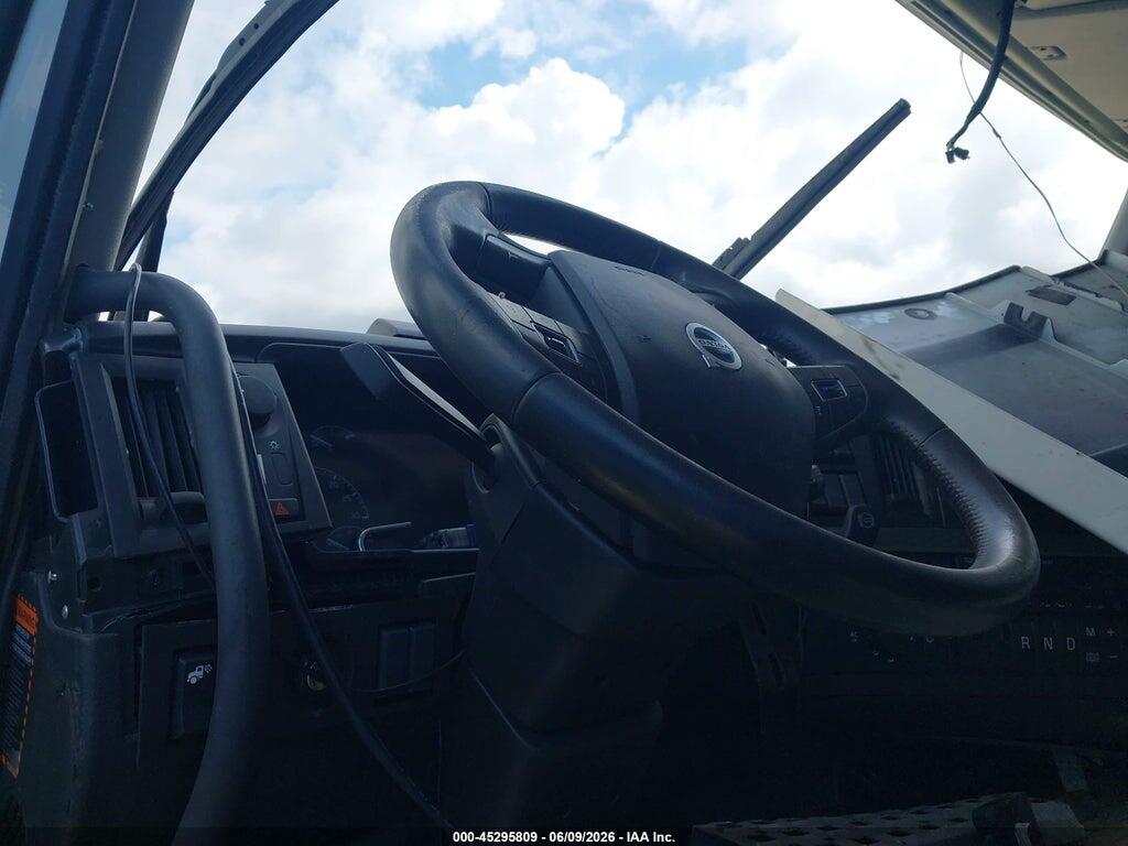 4V4NC9EH5PN622045 2023 VOLVO VNL photo no. 8