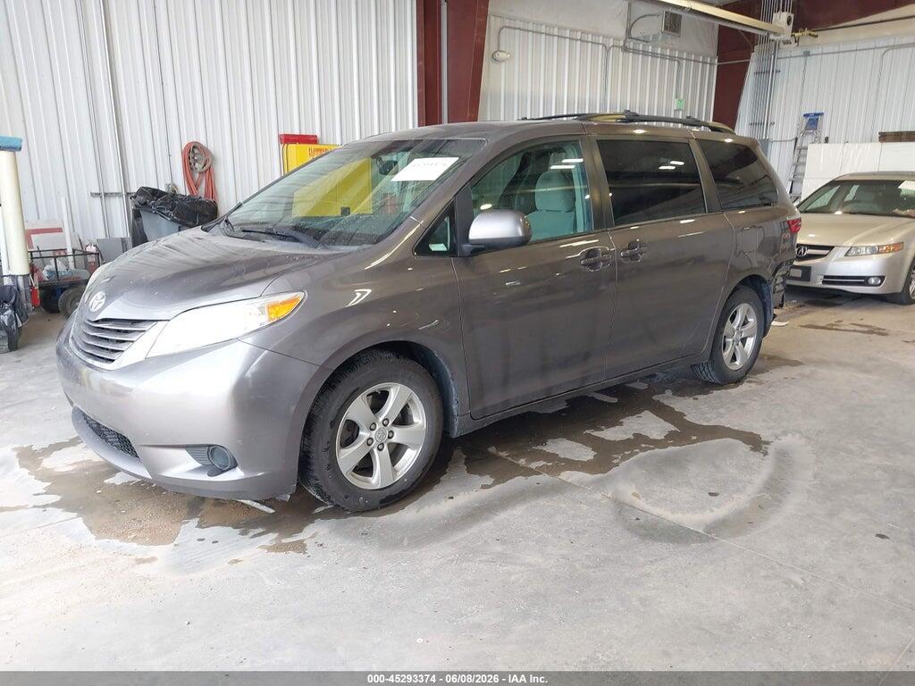 5TDKZ3DC6HS849725 2017 TOYOTA SIENNA photo no. 2