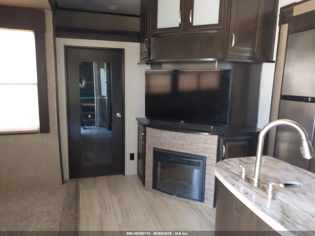 573FM4027G1202046 2016 GRAND DESIGN MOMENTUM 36' 5TH WHEEL photo no. 8