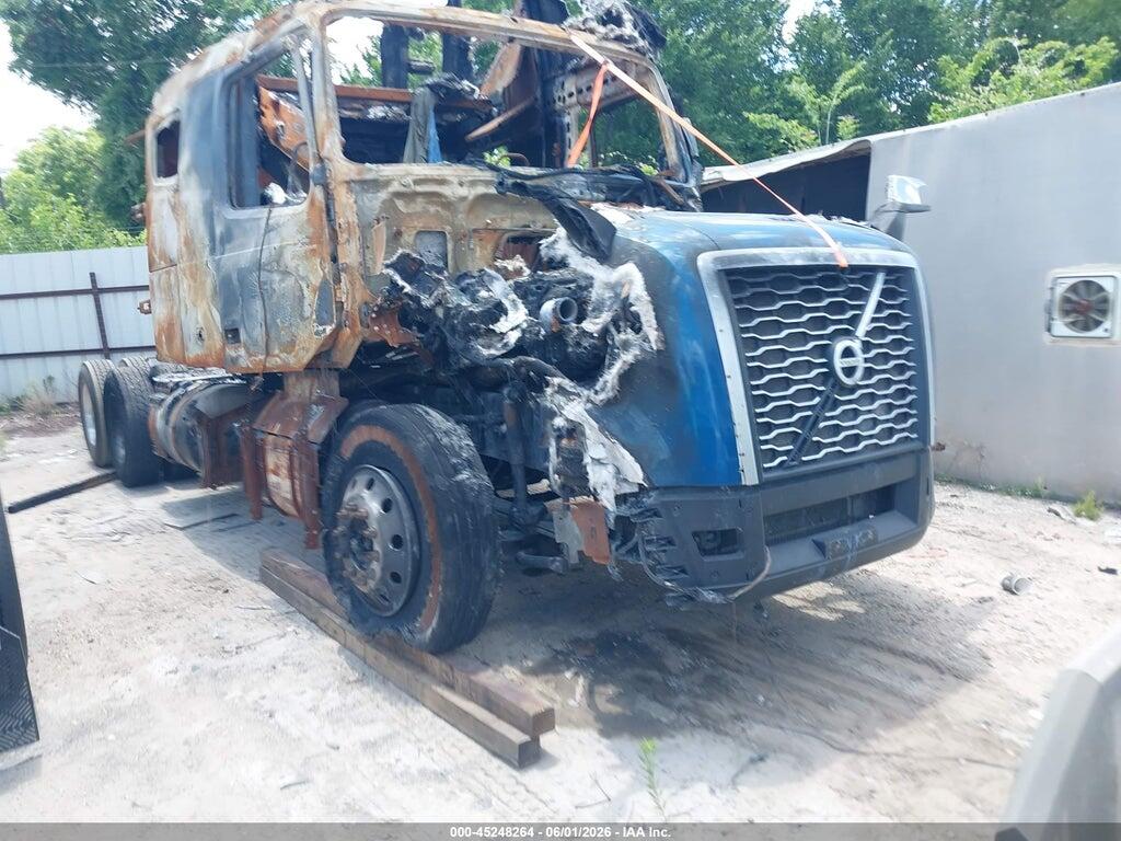 4V4NC9EG4LN215576 2020 VOLVO VNL photo no. 2