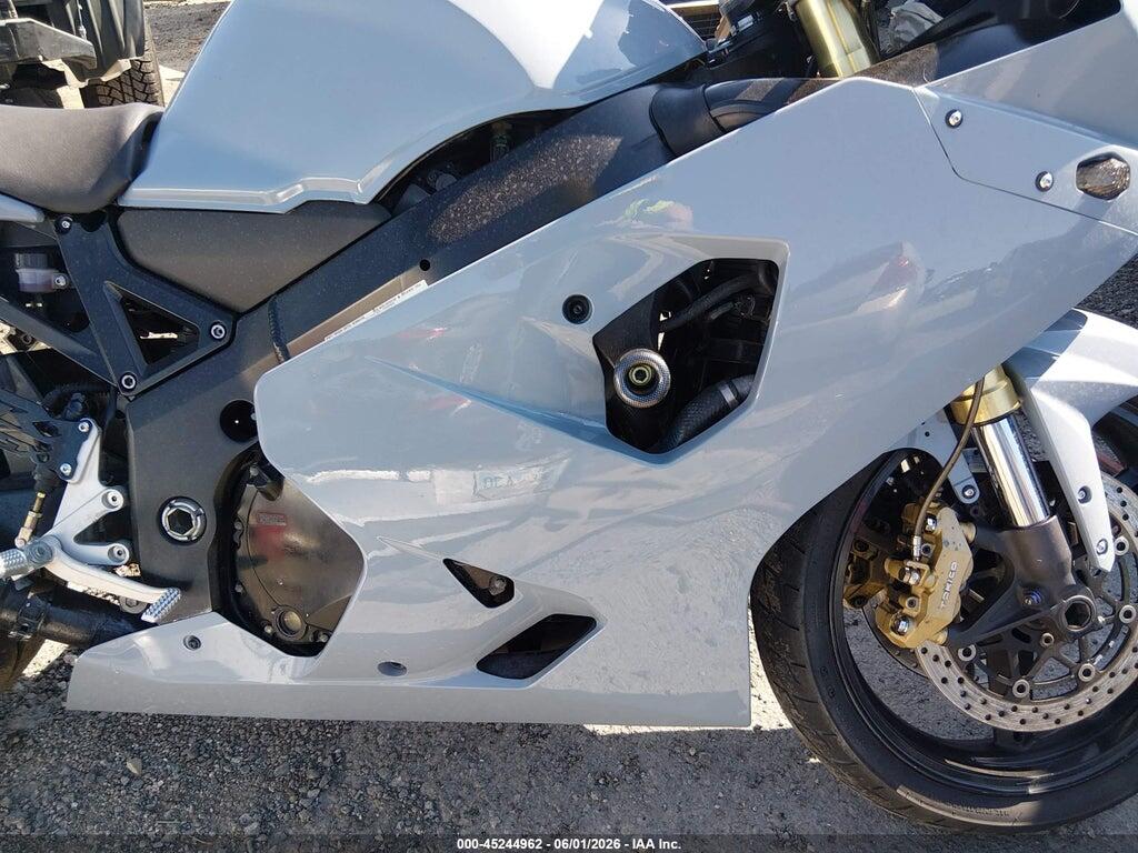 JS1GN7CA442105092 2004 SUZUKI GSX-R600 photo no. 8