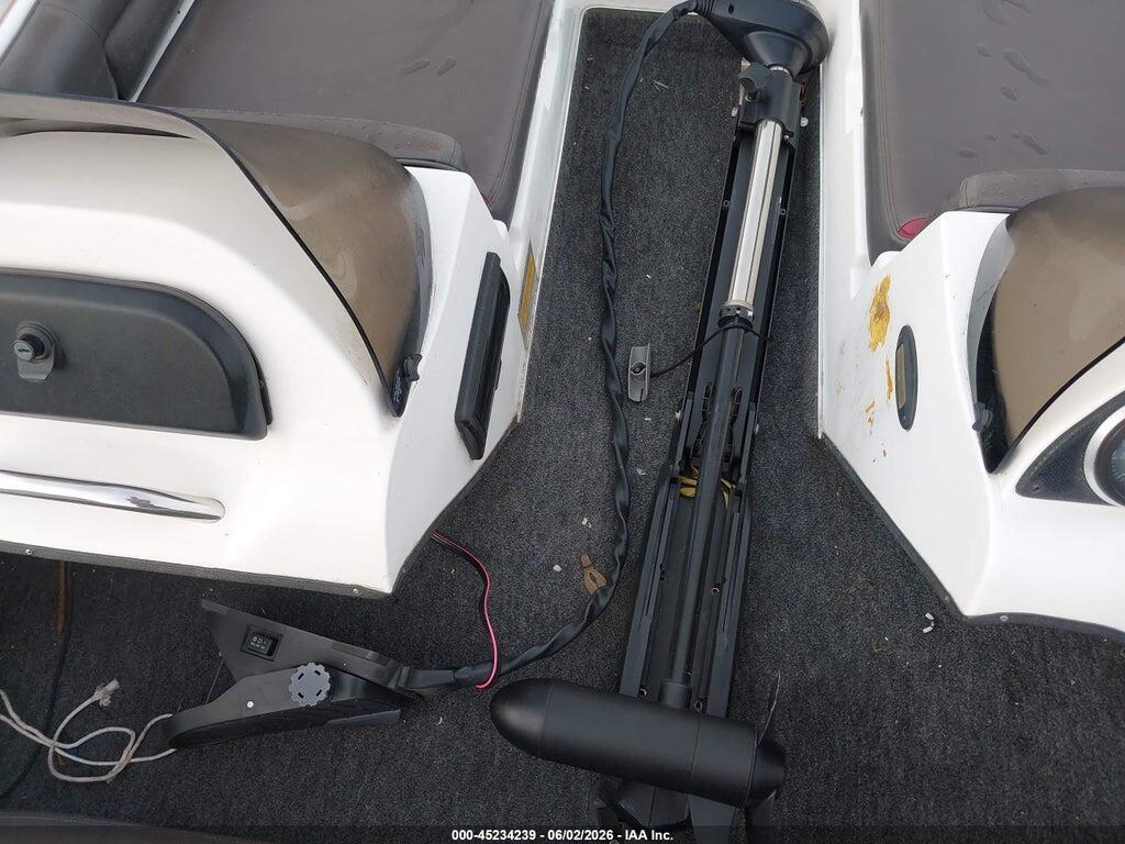 00000TSB29120E898 1998 CHAMPION 202 BASS BOAT AND TRAILER photo no. 12