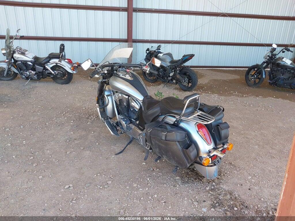 JH2SC6672DK300423 2013 HONDA VT1300 photo no. 3