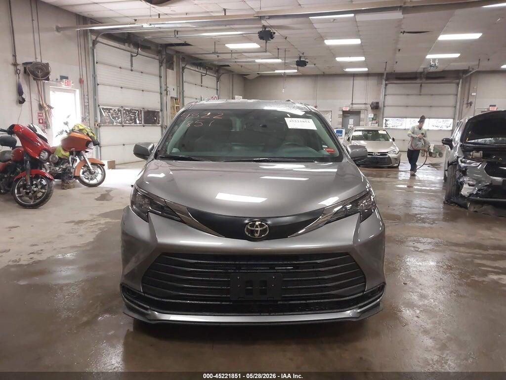 5TDKSKFC4TS251833 2026 TOYOTA SIENNA photo no. 12