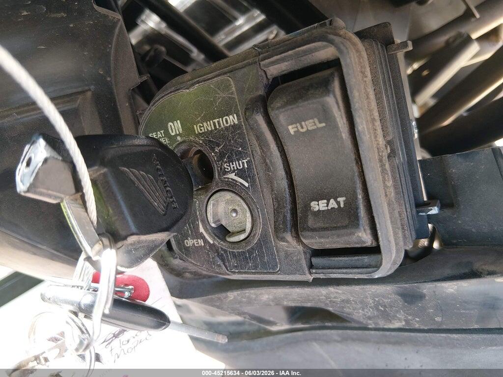 RLHKF1809HY200437 2017 HONDA PCX photo no. 11