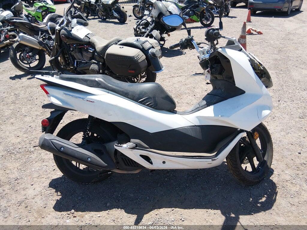 RLHKF1809HY200437 2017 HONDA PCX photo no. 12