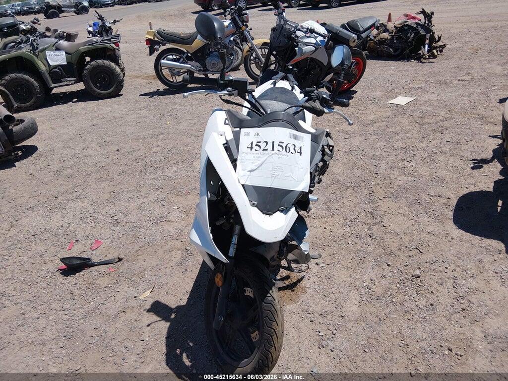 RLHKF1809HY200437 2017 HONDA PCX photo no. 5