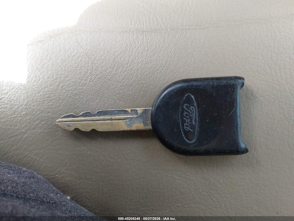 1FMYU03135KD40102 2005 FORD ESCAPE photo no. 11