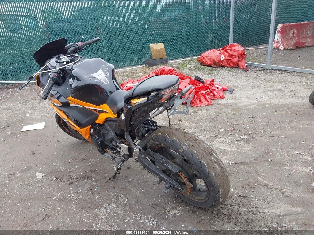 JKAEXEK17KDA30416 2019 KAWASAKI EX650 photo no. 3