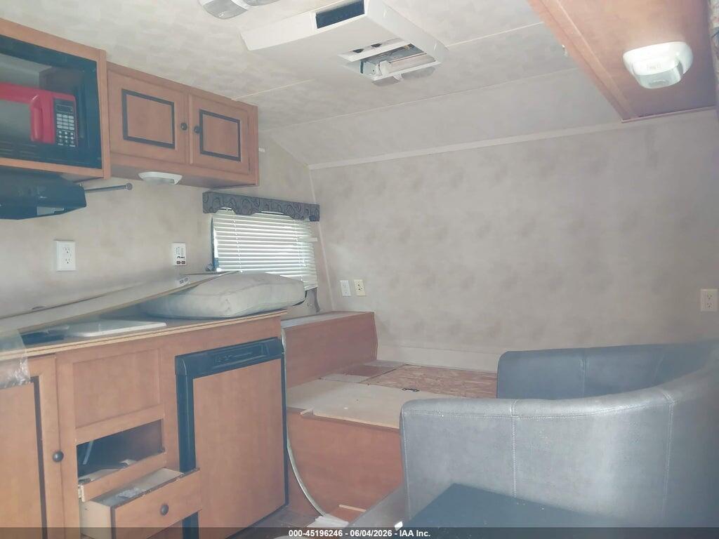 4X4TPU221EP045729 2014 PALAMINO CANYON CAT photo no. 5