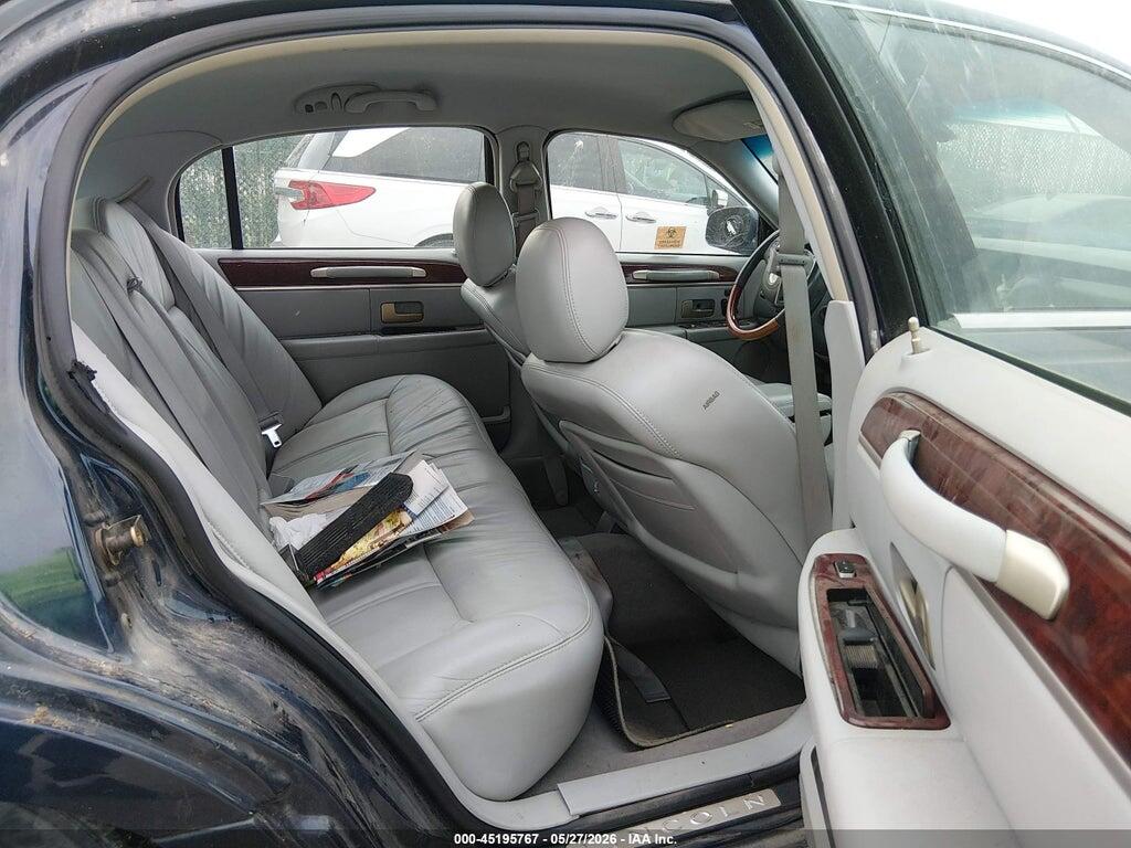 1LNHM83W94Y670610 2004 LINCOLN TOWN CAR photo no. 8