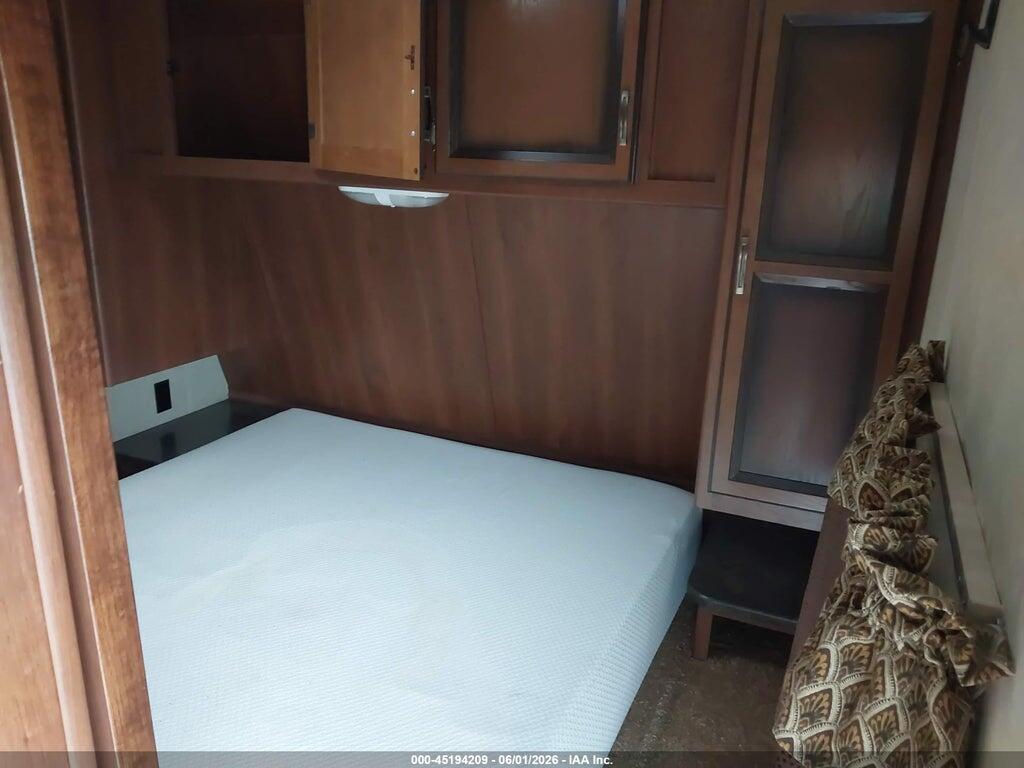 4V0TC2622DA017588 2013 CROSSROADS ZINGER ZT328S photo no. 5