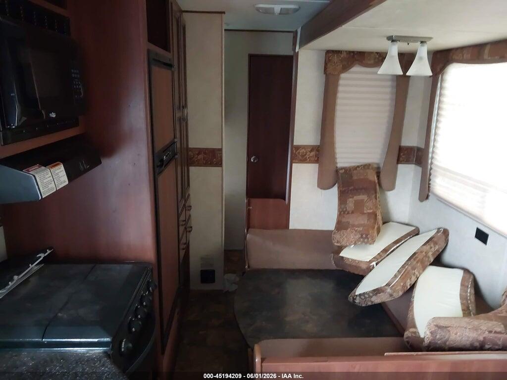 4V0TC2622DA017588 2013 CROSSROADS ZINGER ZT328S photo no. 8