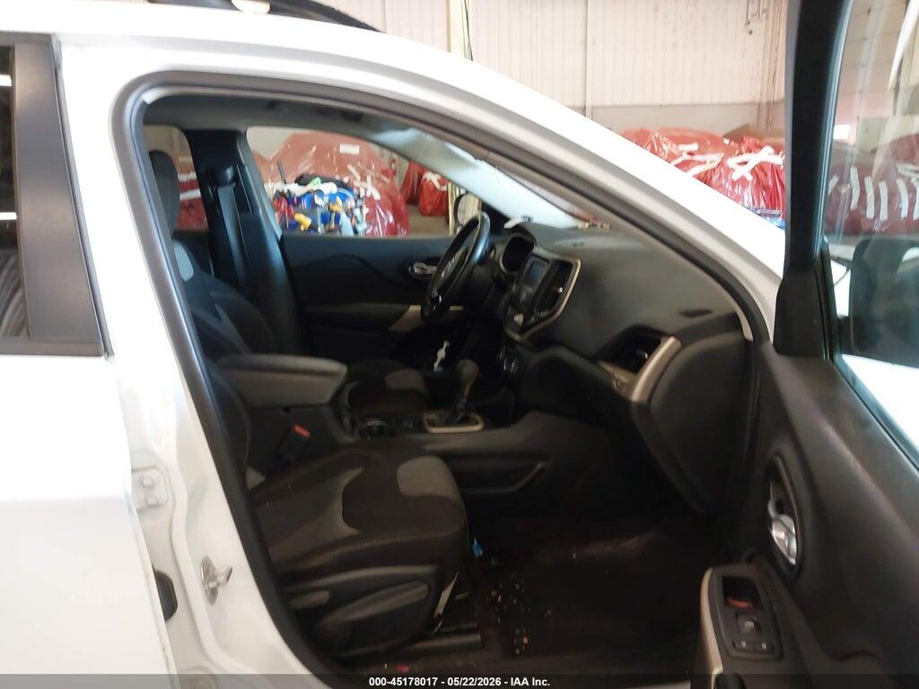 1C4PJLCB7JD622549 2018 JEEP CHEROKEE photo no. 5