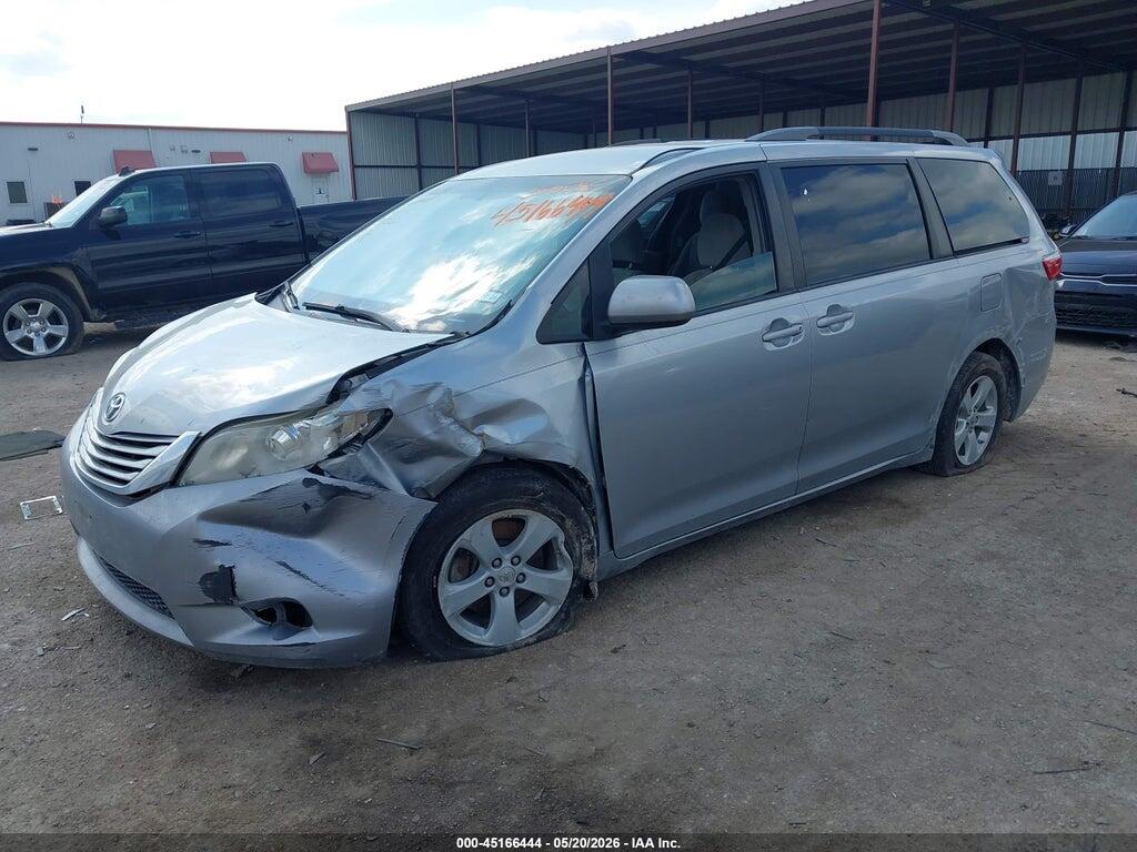 5TDKZ3DC8HS769794 2017 TOYOTA SIENNA photo no. 2
