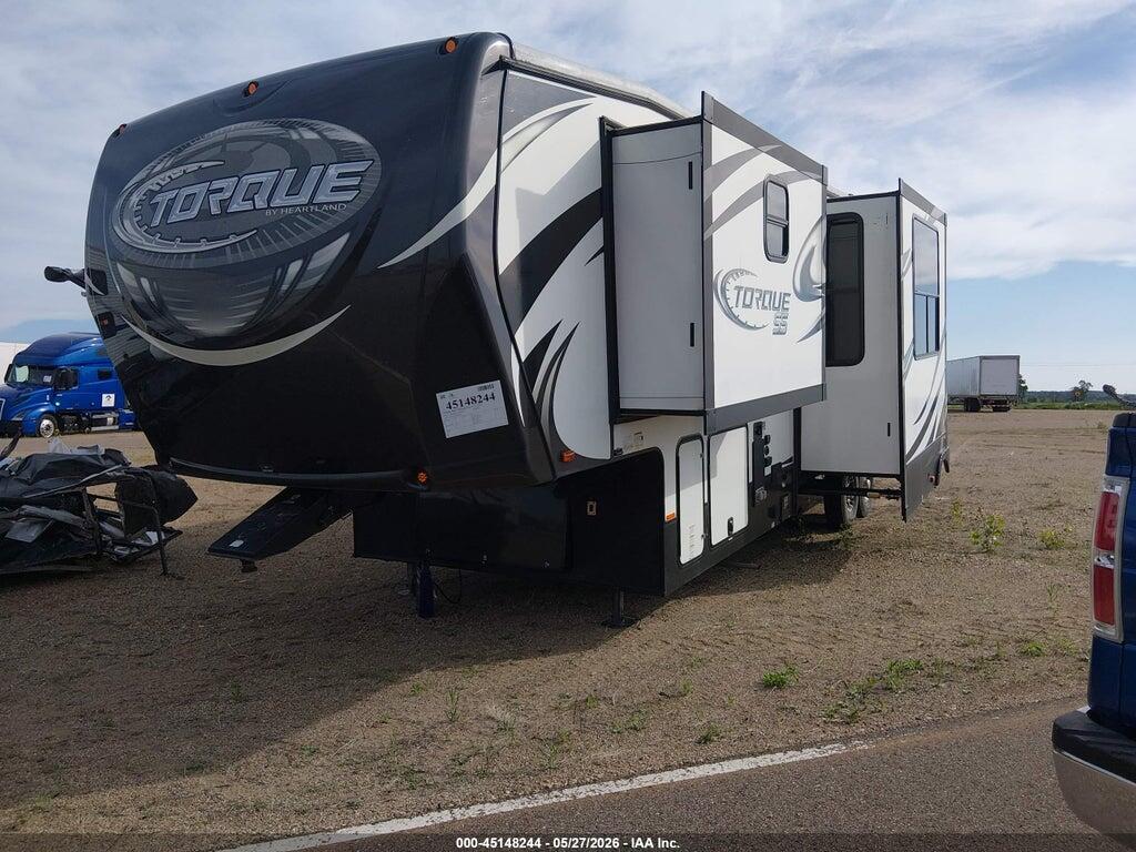 5SFCG3822FE295367 2015 HEARTLAND RV 325 T photo no. 2