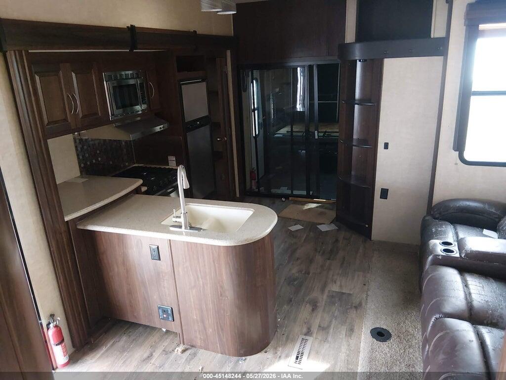 5SFCG3822FE295367 2015 HEARTLAND RV 325 T photo no. 5