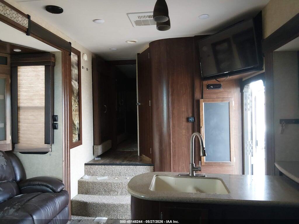 5SFCG3822FE295367 2015 HEARTLAND RV 325 T photo no. 8