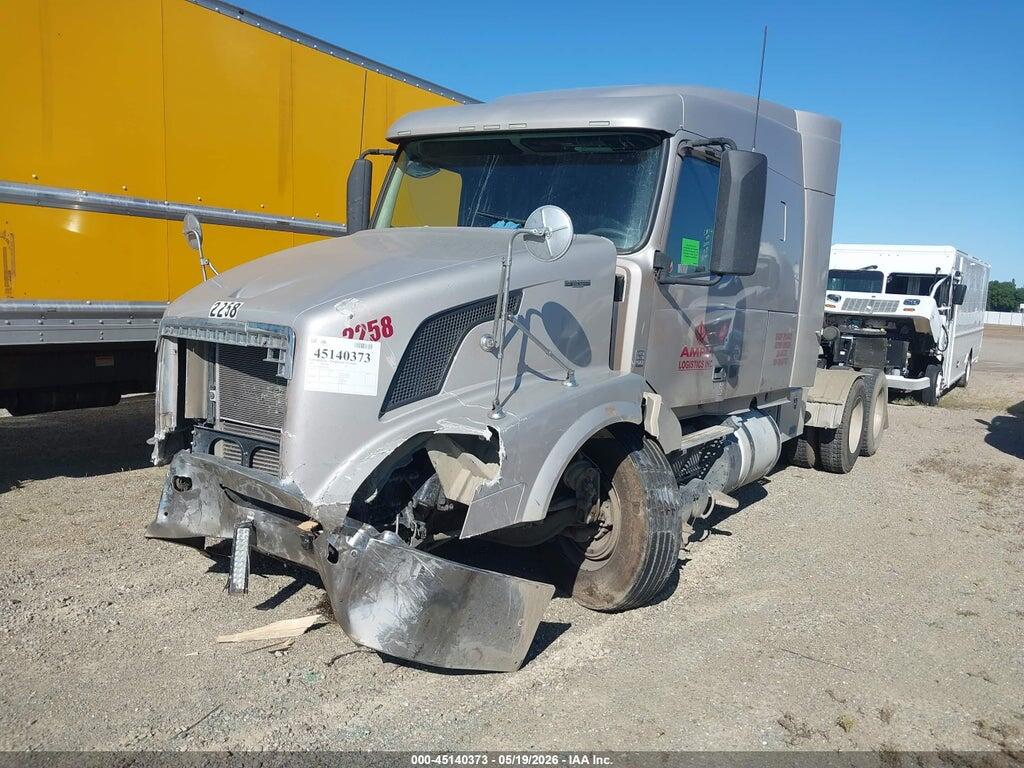4V4NC9EJ0DN567762 2013 VOLVO VN photo no. 2