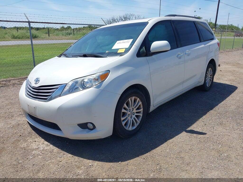 5TDYZ3DC0HS884593 2017 TOYOTA SIENNA photo no. 2