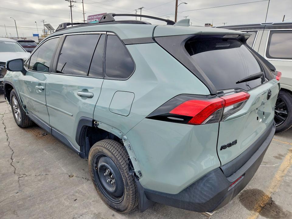 2023 TOYOTA RAV4 XLE — Фото 2 из 13